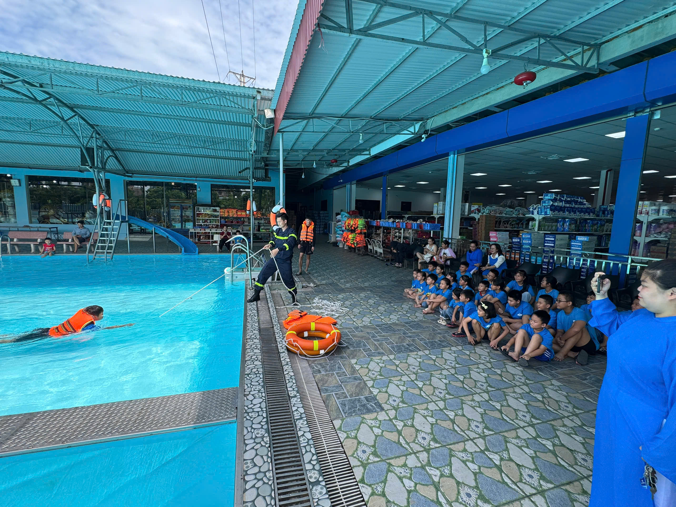 Đội chữa cháy và CNCH  khu vực 8: Tập huấn kỹ năng phòng chống đuối nước cho học viên Trung tâm Ngoại ngữ Quốc tế Ocean Edu Ninh Giang